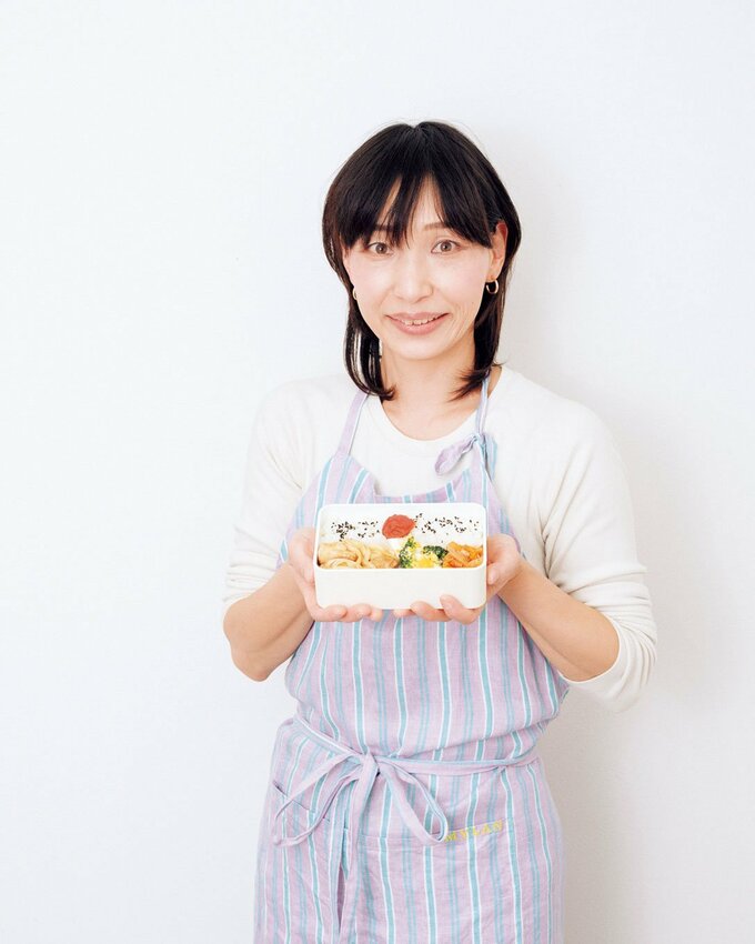お弁当箱を持つ女性