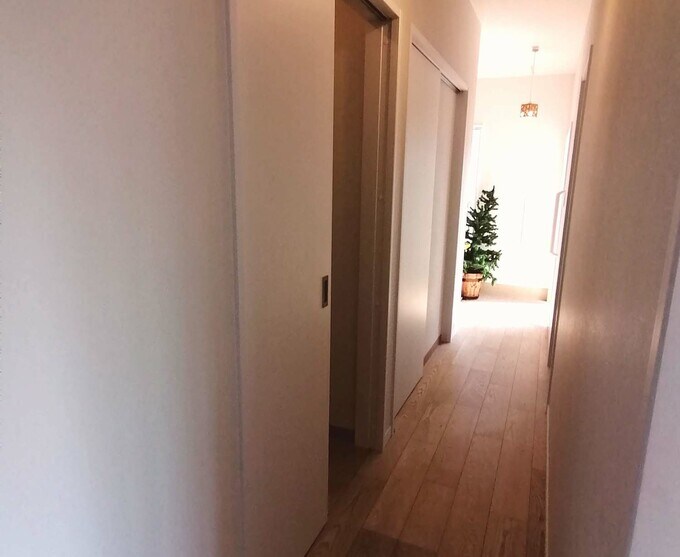 和室の奥の出入り口と廊下