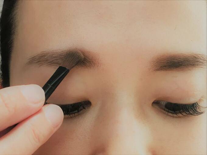 濃い色を先に眉毛の中央~眉尻にのせる