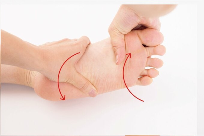 親指でツボを押す