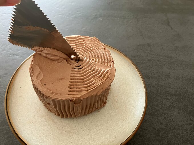 トップ部分は年輪に見えるよう、円を描くように滑らせていきます