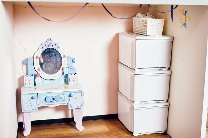 鏡と白い収納ボックス