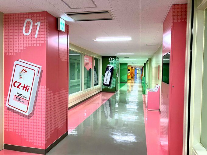 おなじみの商品について楽しく学べる見学通路