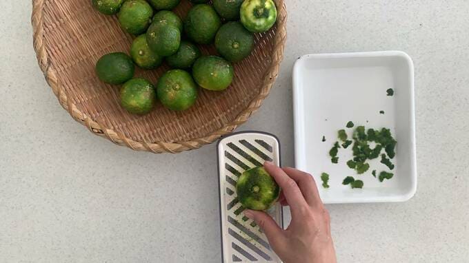 すりおろし器にユズ