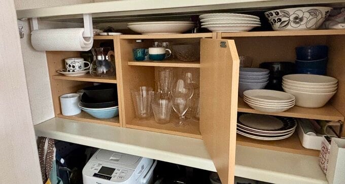 家族4人の食器はこれがすべて。真ん中は扉タイプなのでガラス類を収納