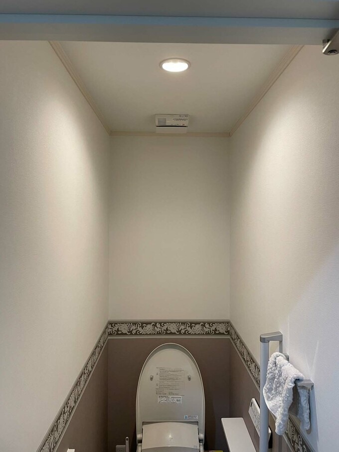 トイレの照明もスイッチを触らずに点灯