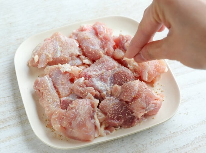 鶏肉に下味をつける