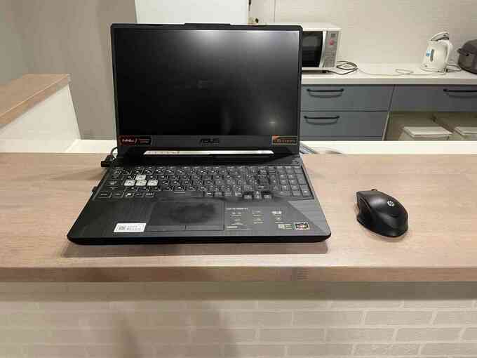 笠木にノートパソコンを置いた画像