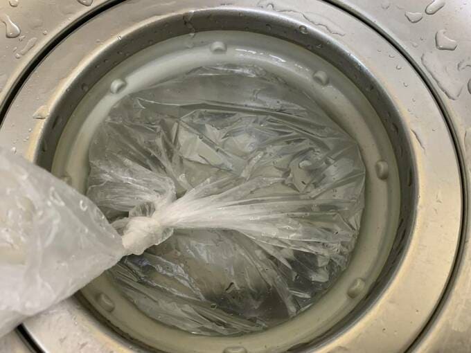 ビニール袋で栓をする様子