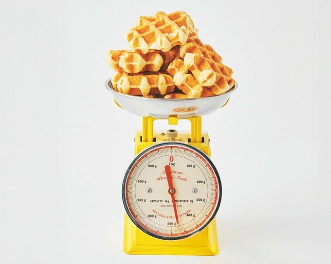 キッチンスケールにのったベルギーワッフル