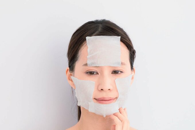 顔にコットン
