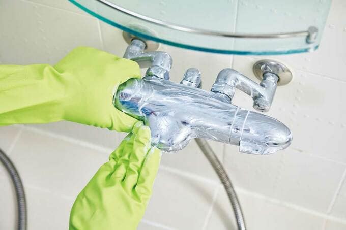 浴室の蛇口の清掃