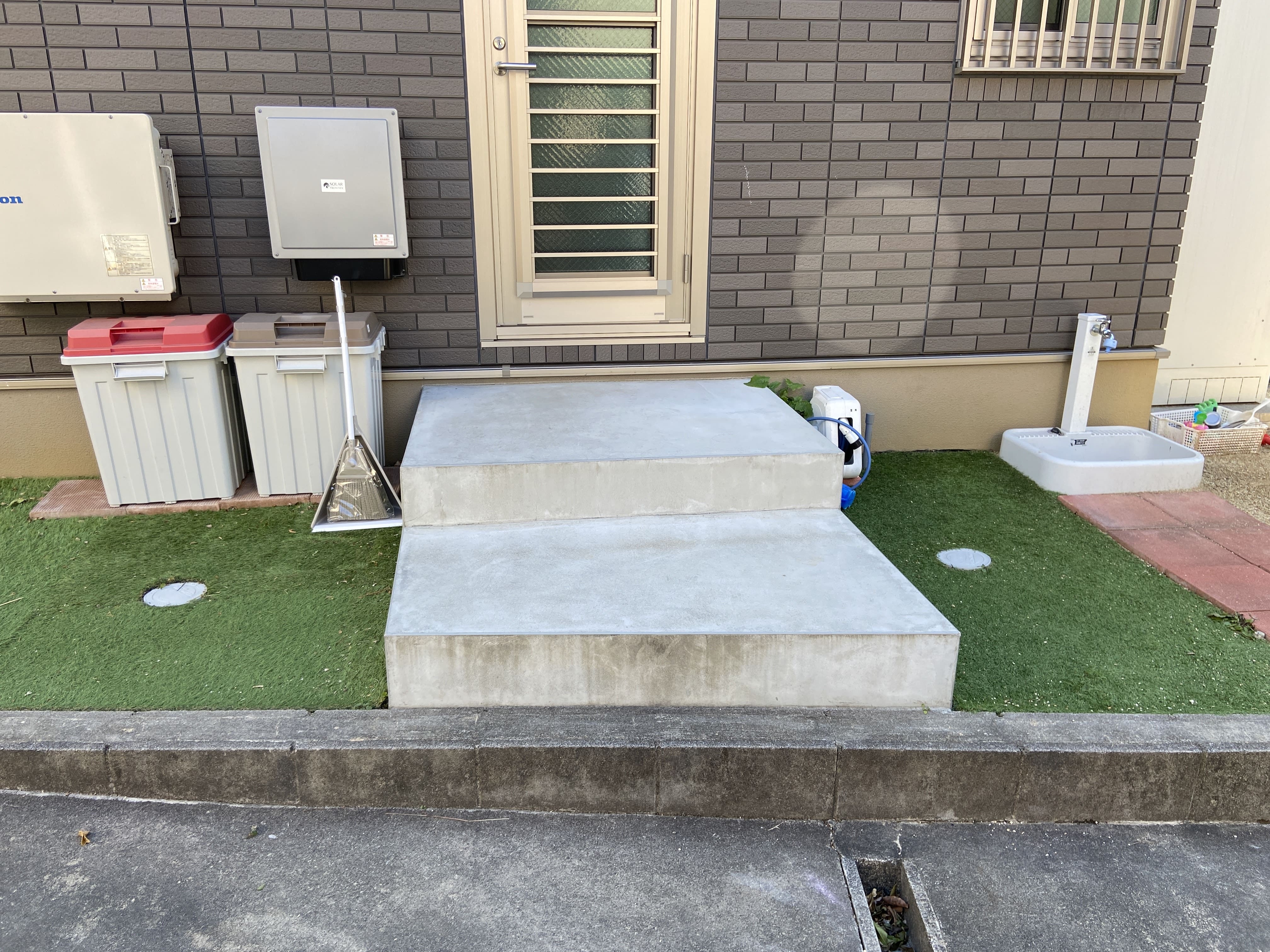 外構工事をDIYで節約！人工芝やレンガで「土がむき出し」の家の周りを見栄えよく | ESSEonline（エッセ オンライン）