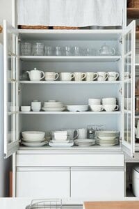 食器は素材で分け上段にガラスもの、下段に白い磁器を大きさ順に配置