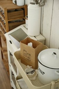 かわいいロゴの入った紙袋は消臭剤の目隠しに