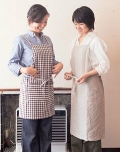 炊事の前にエプロンをつけて身を守る