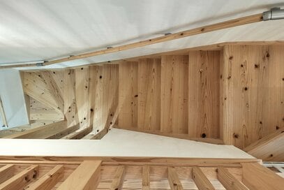 家づくりで「おしゃれな階段」にして大後悔。住んでわかった、掃除・安全性の落とし穴5つ