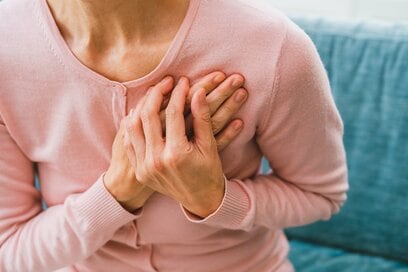 更年期世代の10人に1人に起こる「微小血管狭心症」とは？閉経後の胸やお腹の痛みに注意