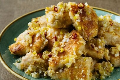 「鶏胸肉」のメインおかず2選。ニンニクとゴマ油のパンチがきいた「ネギ塩まみれチキン」が最高