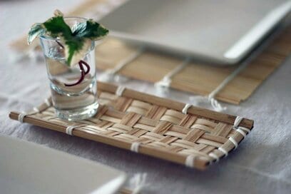 巻きすがランチョンマット、天ぷらカゴがメガネ置き！100均アレンジ術