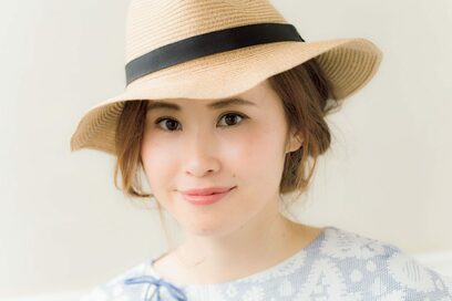 【大人のまとめ髪】くるりんぱを繰り返すだけで、女性らしい華やかシニヨンに