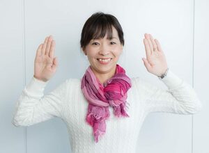 顔の両側に両手をおく