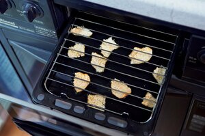 ミカンの皮を使って魚焼きグリルの油汚れをラクに落とす