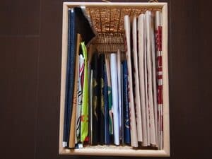 紙袋はカゴで管理、持ち手側を底の折り込み側に折ると便利!