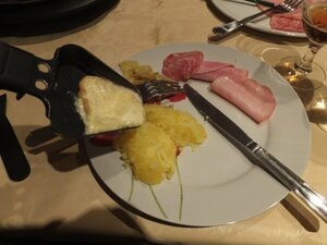 専用のへらに入れてチーズを溶かし、熱々のじゃがいもにかけるだけ