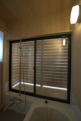 浴室とつながったウッドデッキ