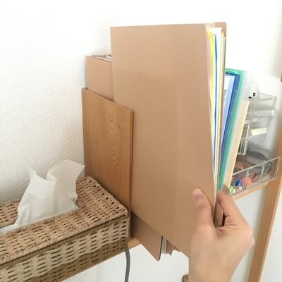 ペーパーホルダーを取り出す様子