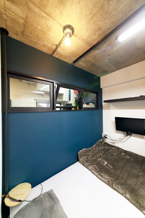 室内窓を設けた寝室