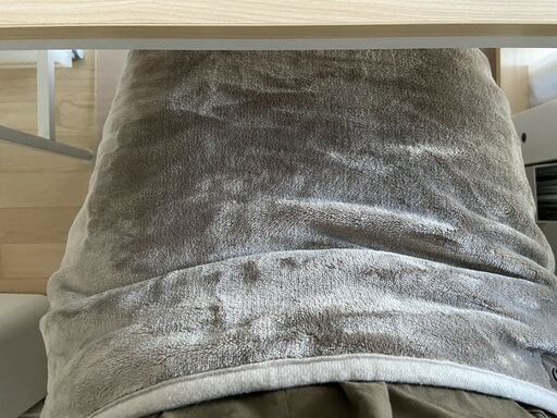 電気ひざ掛けを腰に巻く