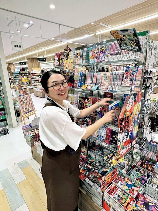 本屋で働く女性の姿