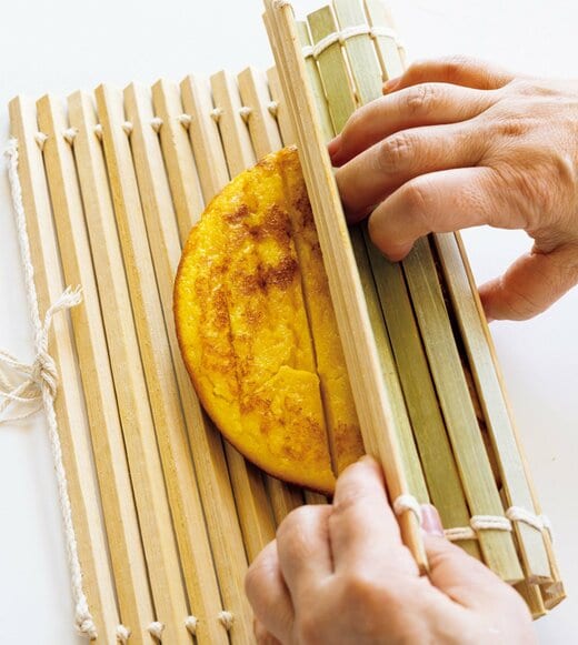 巻きすで伊達巻きの生地を巻く