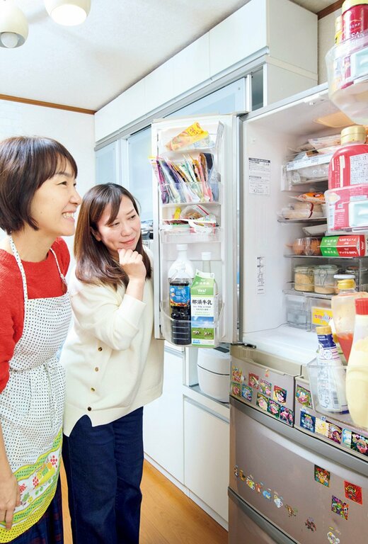 冷蔵庫の中を見ている2人の女性