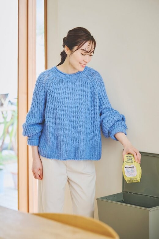 紙パックを捨てる山本さん