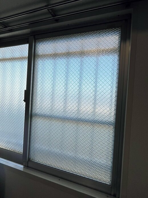 窓にはった窓用バブルシート