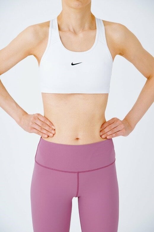 脇腹の肋ろっ骨こつの下に手を当てる