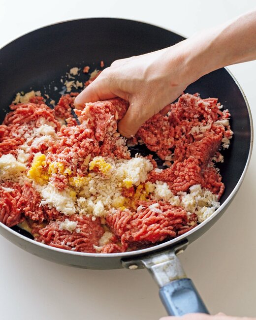 フライパンで肉をこねる