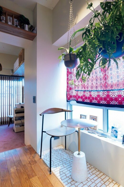 窓際にイスを設置したスペース