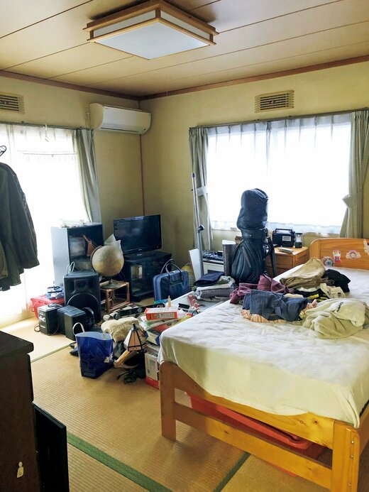 片づけ前の寝室