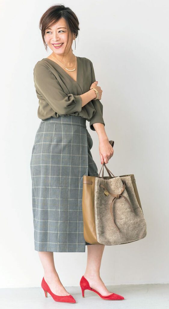 チェック柄スカート女性