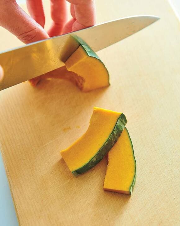 かぼちゃを切る様子