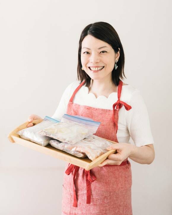 お盆を持つ女性