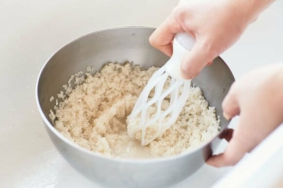 米とぎ棒で米をとぐ様子