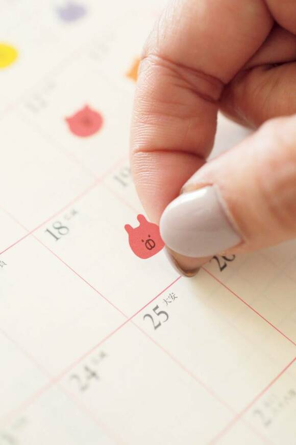 手帳にシールを貼付る様子