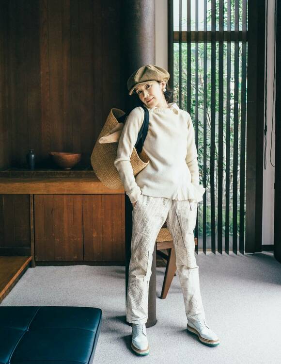 ポーズをとる女性