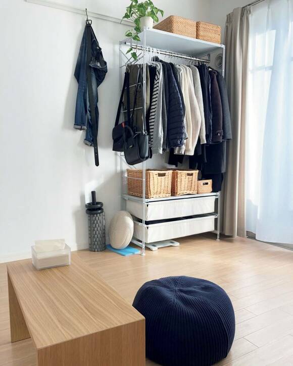 ベランダそばに収納ラックを設置した様子