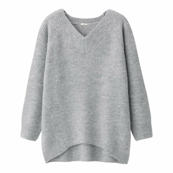 グレーのVネックニット